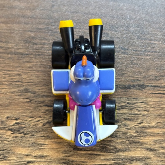 Nintendo HOT WHEELS 2018 Mario Bros Kart PURPLE YOSHI Diecast Standard Kart Car - Picture 3 of 8